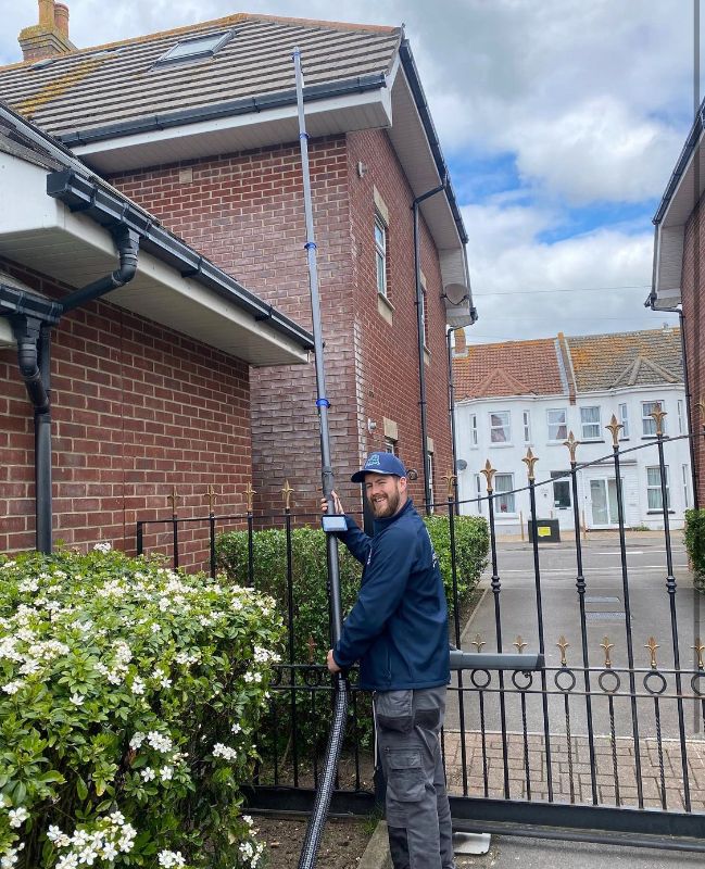 vacuum cleaning gutter with long pole